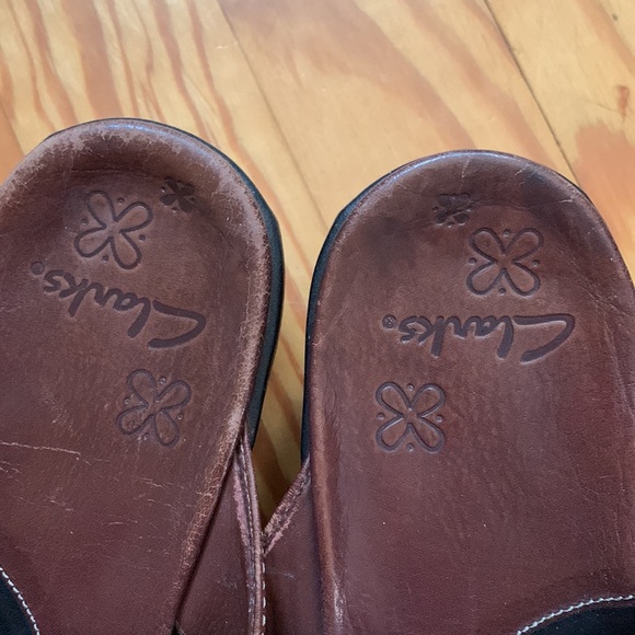 Clarks brown leather adjustable sandals Cushioned footbed Rubber sole Sz 8.5 - Picture 9 of 13